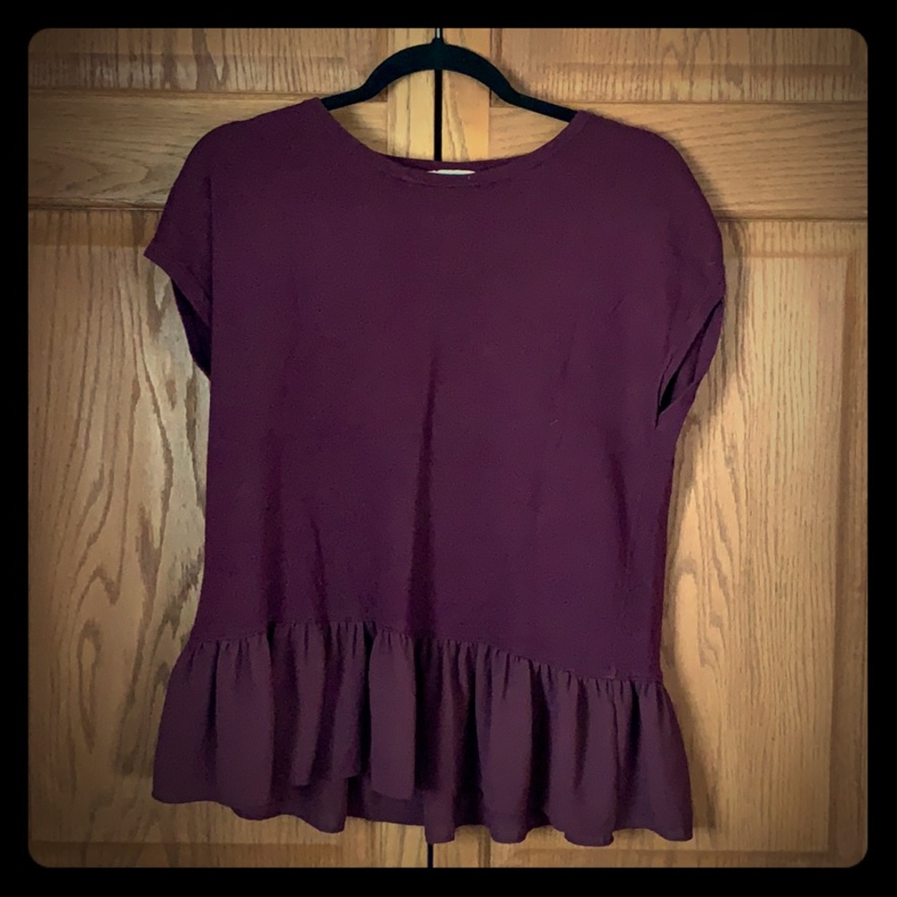Short sleeve sweater with ruffle detail